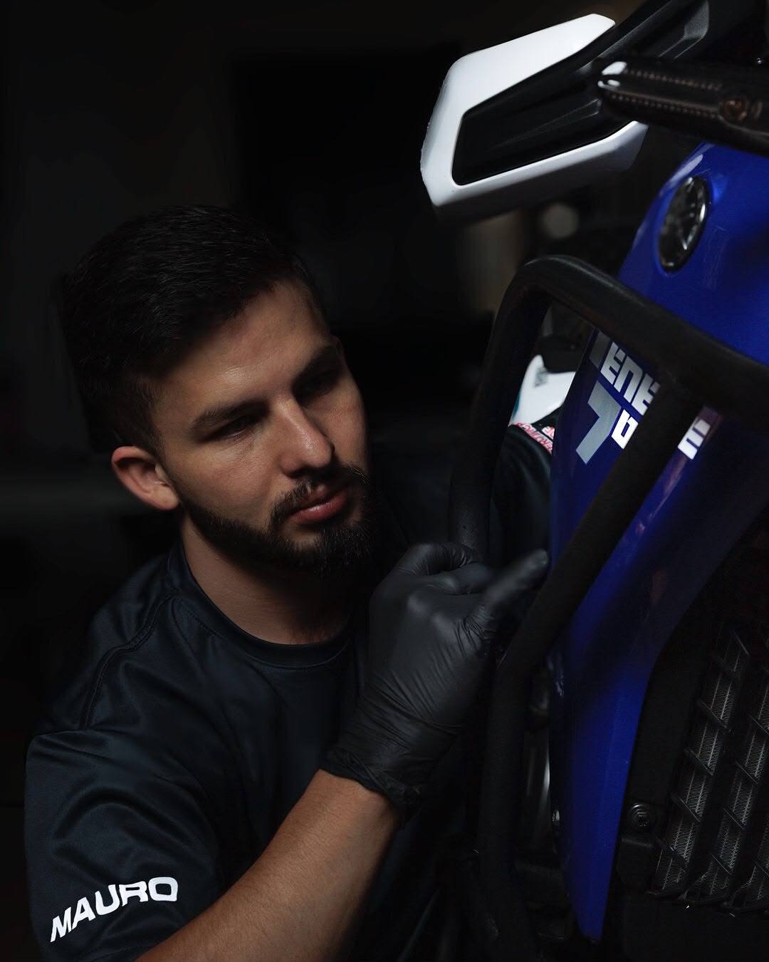 Mauro, fundador de MJ Detail Pro, trabajando en una motocicleta